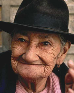 Mujer anciana con sombrero